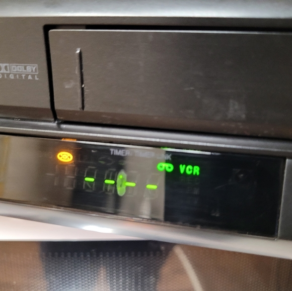 JVC HR-XVC11BJ DVD VCR Combo Unit Recorder VHS Player No Remote - Picture 8 of 9